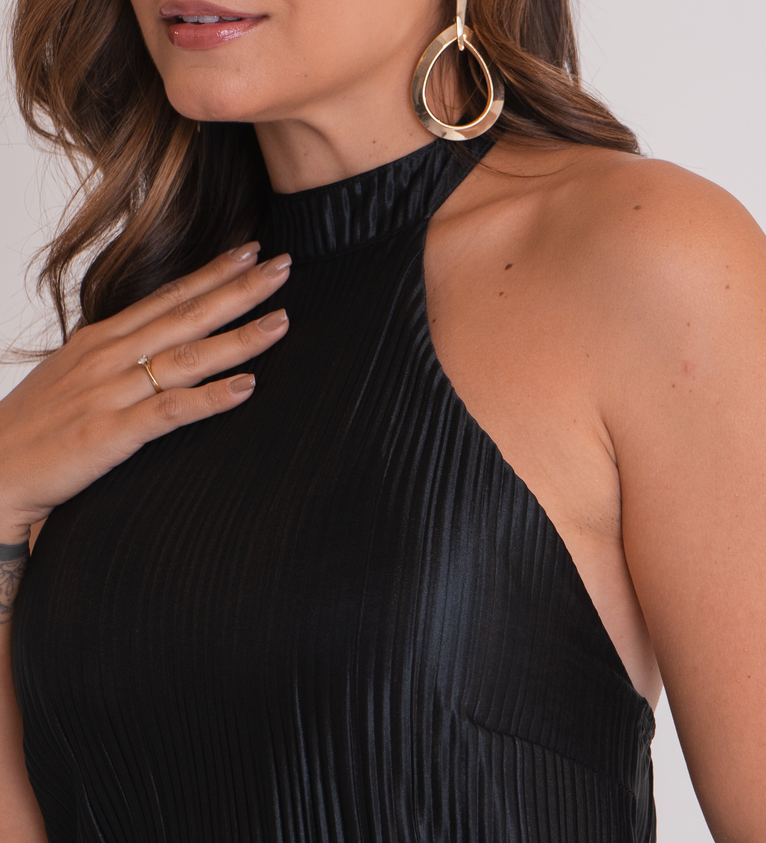 Vestido Longo Cavas Abertas Plissado Poliéster