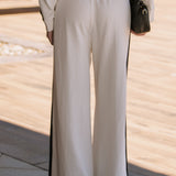 Calça de Moletom Luna, com Shape Solto ao Corpo e Recortes Laterais