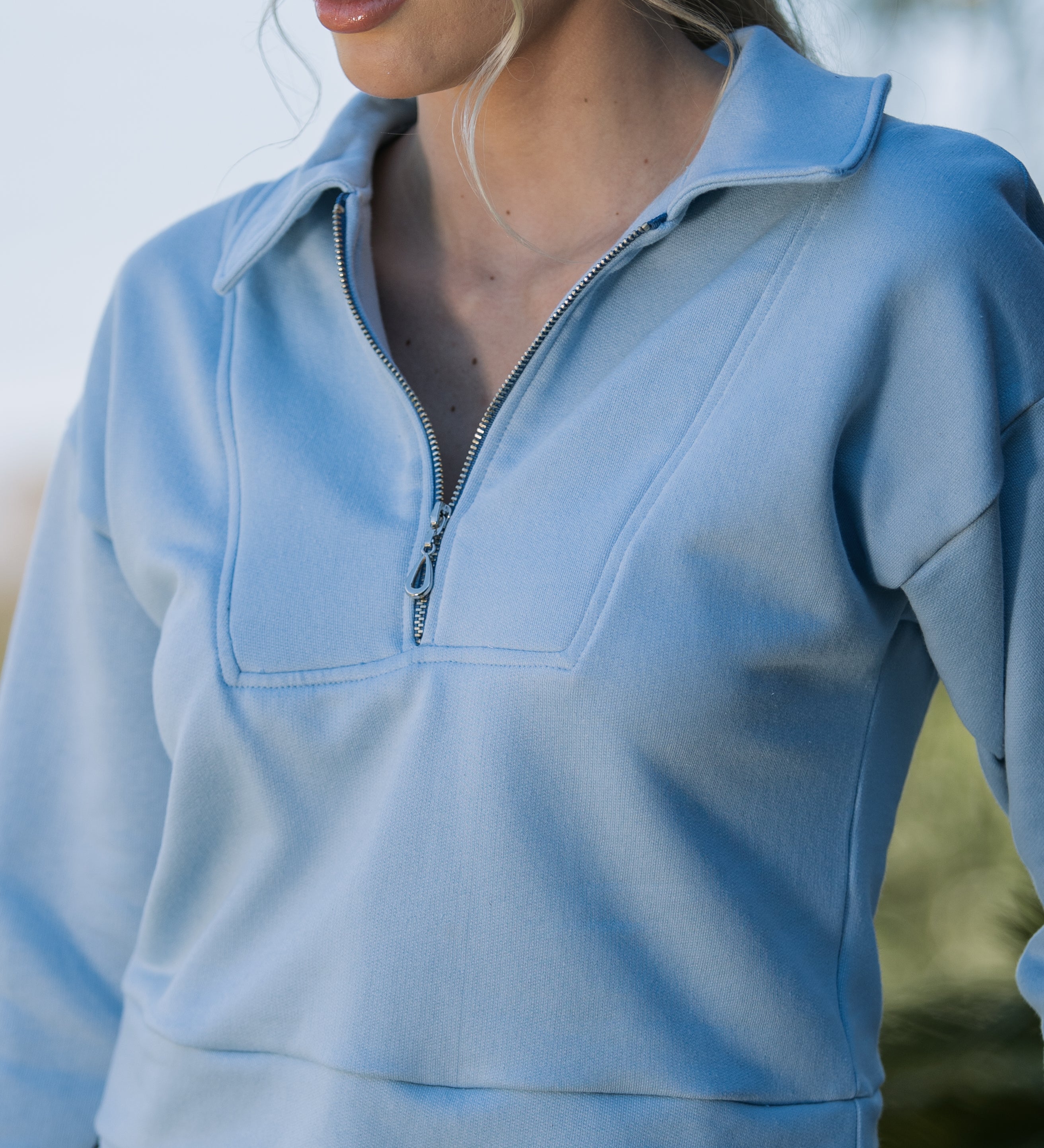 Blusa Moletom Feminino Luna com Abertura de Ziper e Recortes Contrastante