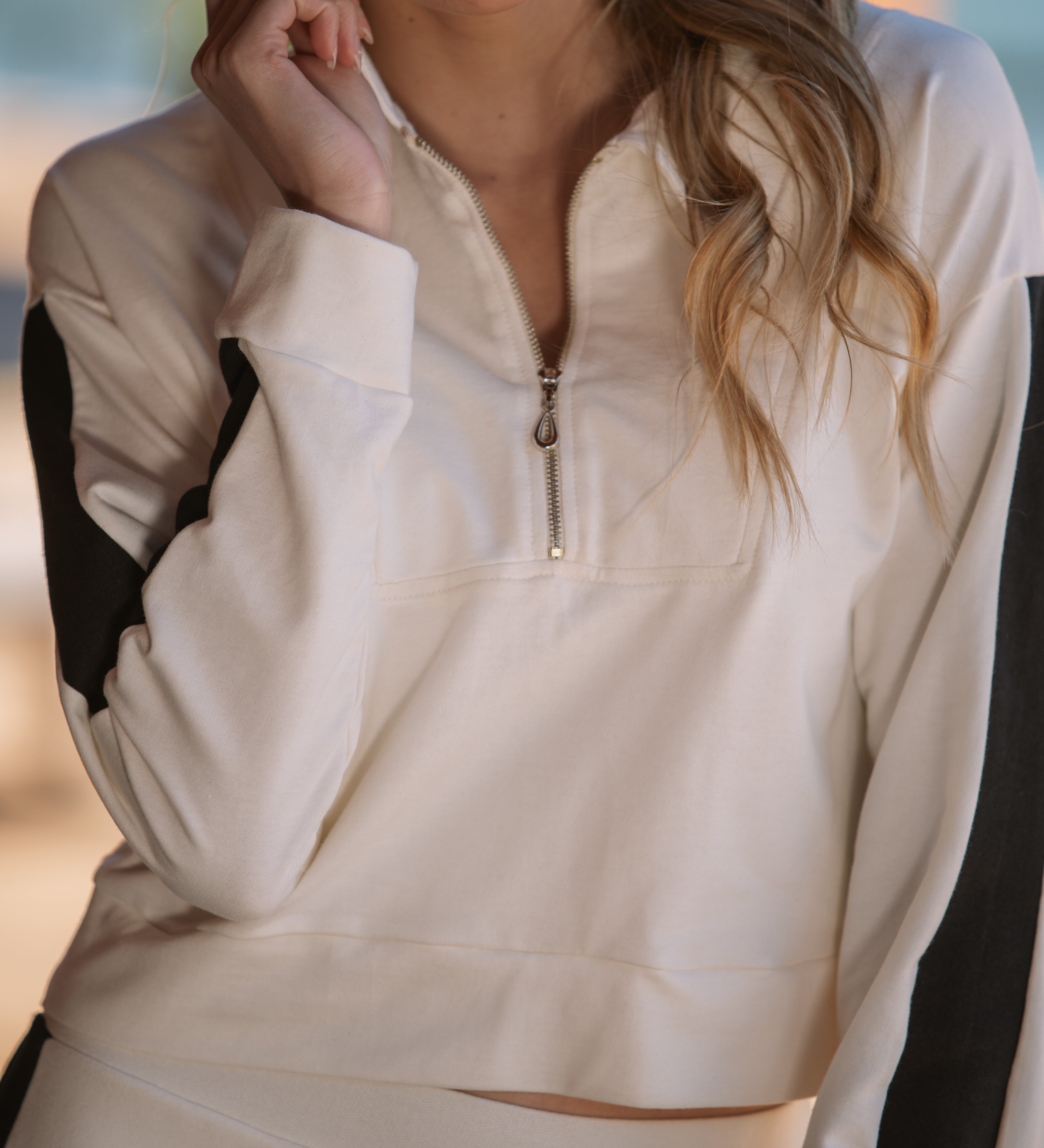 Blusa Moletom Feminino Luna com Abertura de Ziper e Recortes Contrastante