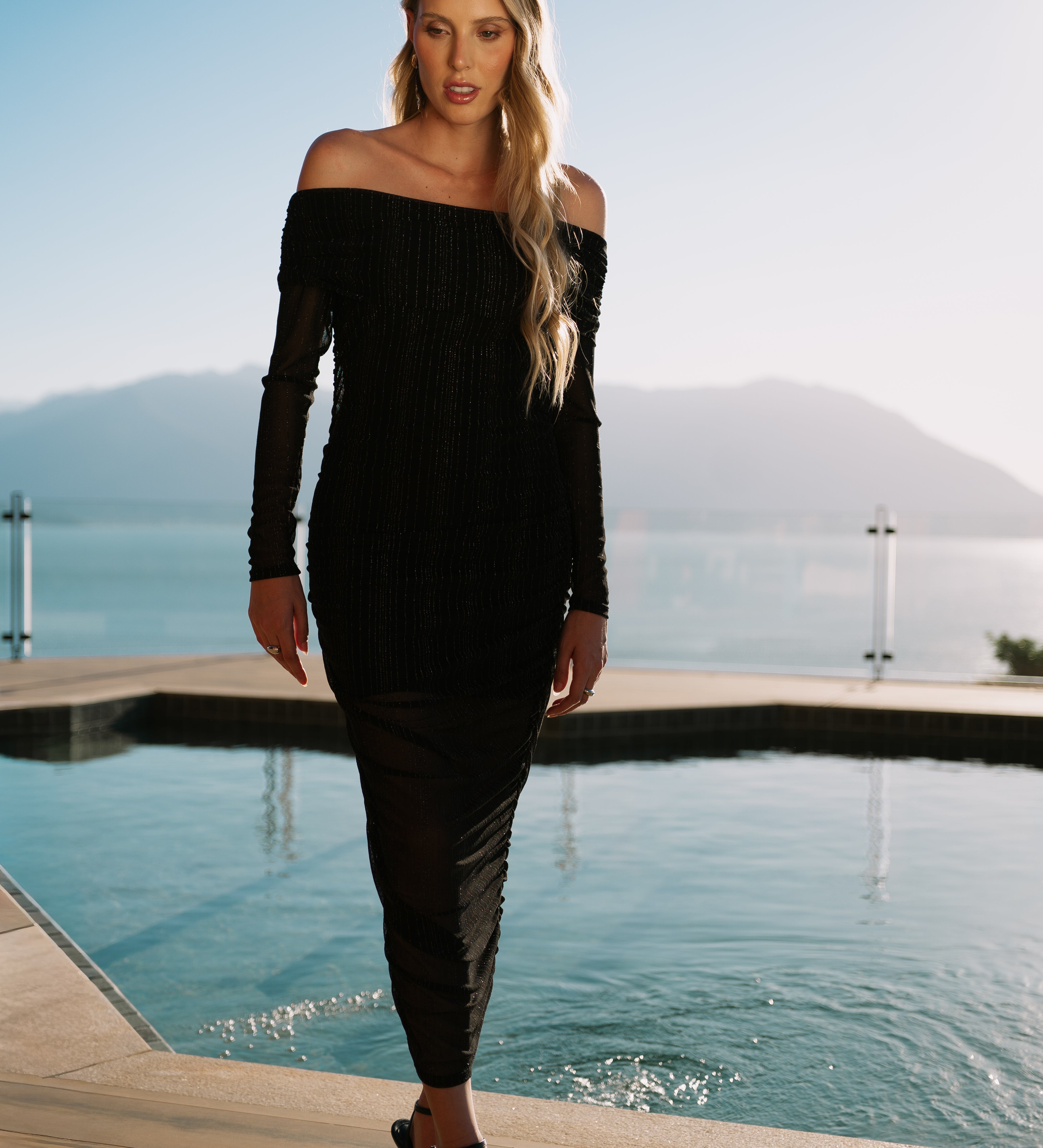 Vestido Feminino Anna Tule lurex Prata, com Drapeado Laterais Decote Reto Ombro à ombro.