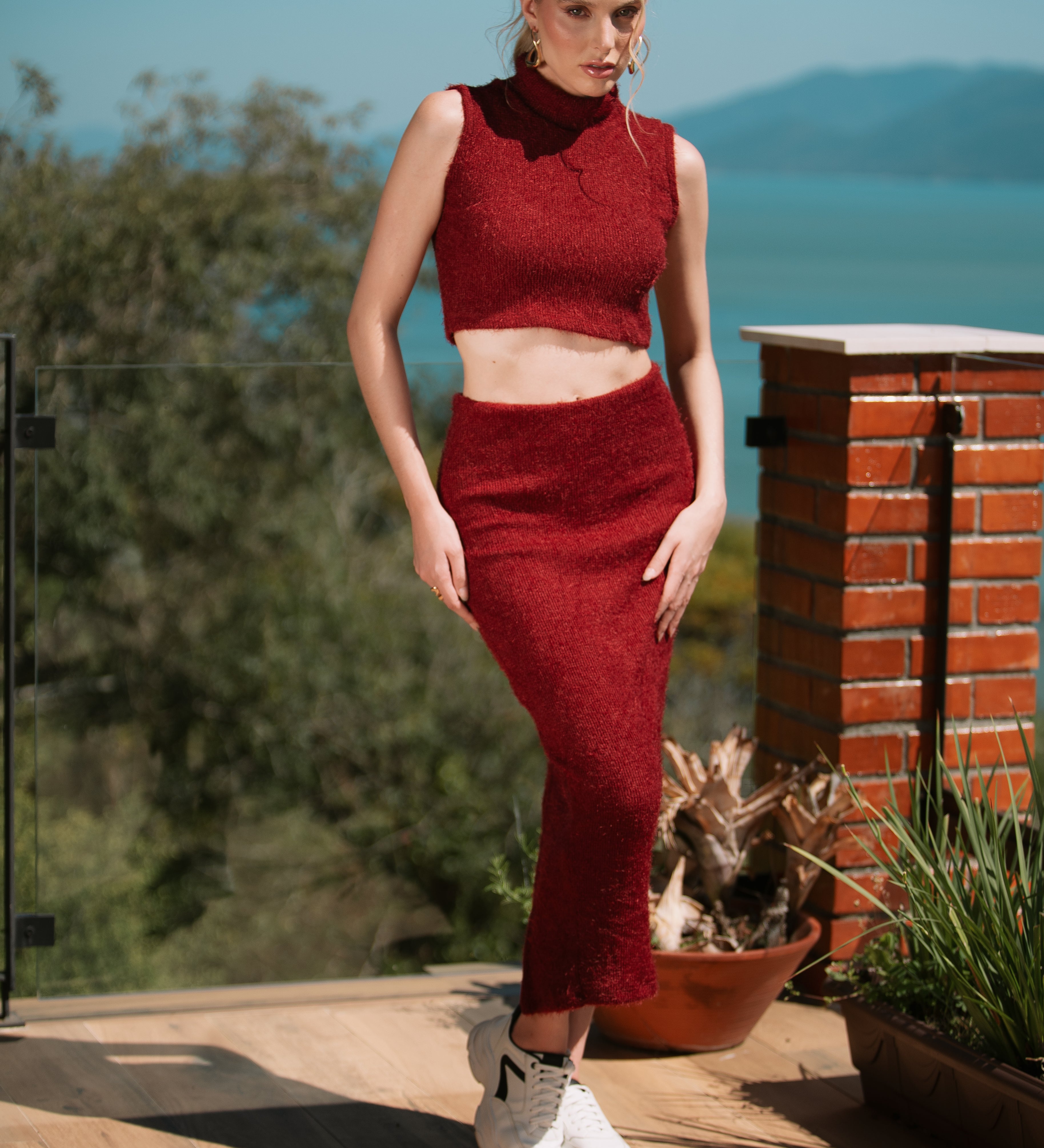 Blusa Feminina Nina em Tricot Felpado, com Mangas Longas e Gola em Ponta.