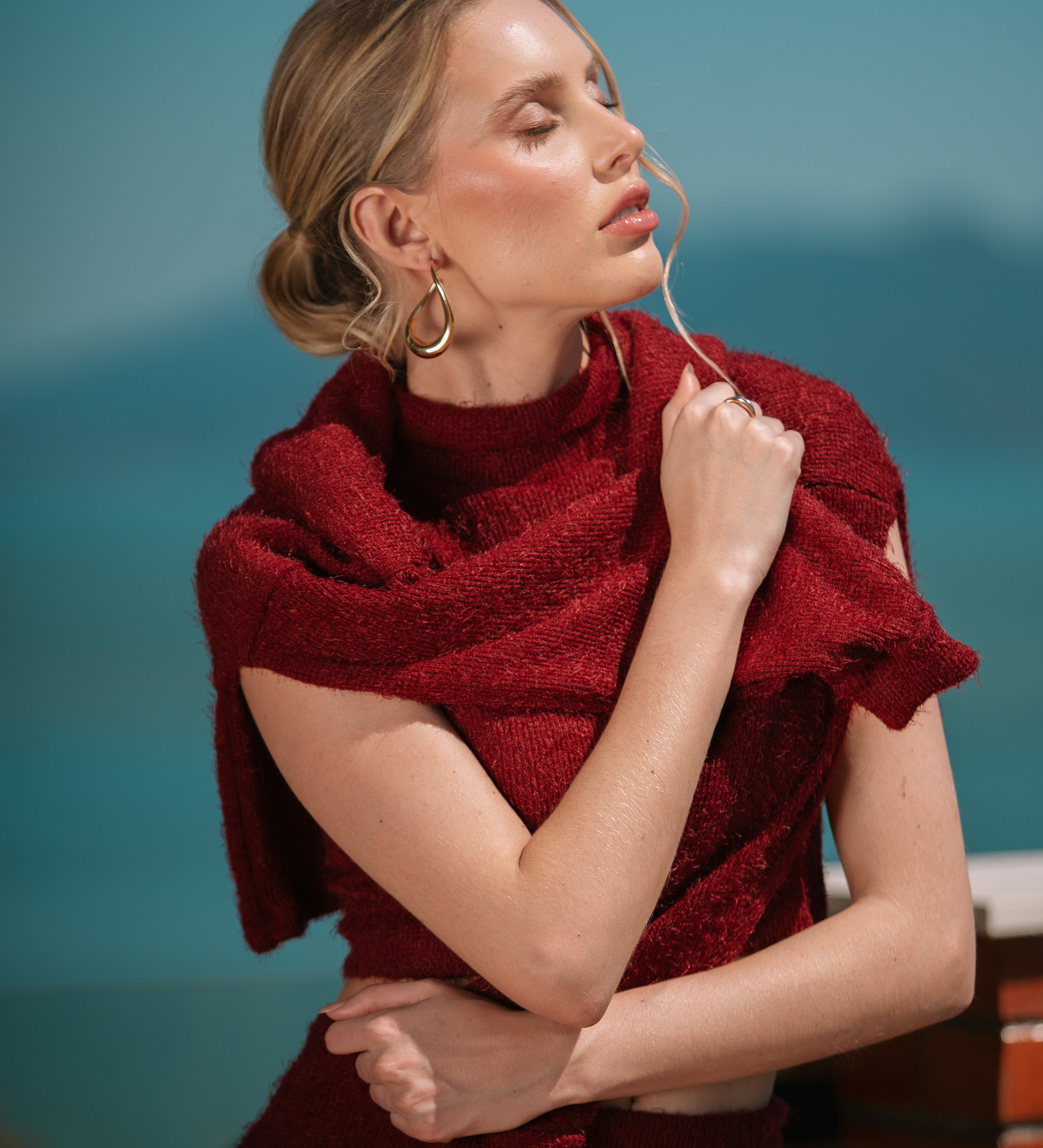 Blusa Feminina Nina em Tricot Felpado, com Mangas Longas e Gola em Ponta.